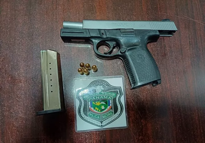 El arma fue decomisada y el joven quedó detenido.  /   Foto: PN