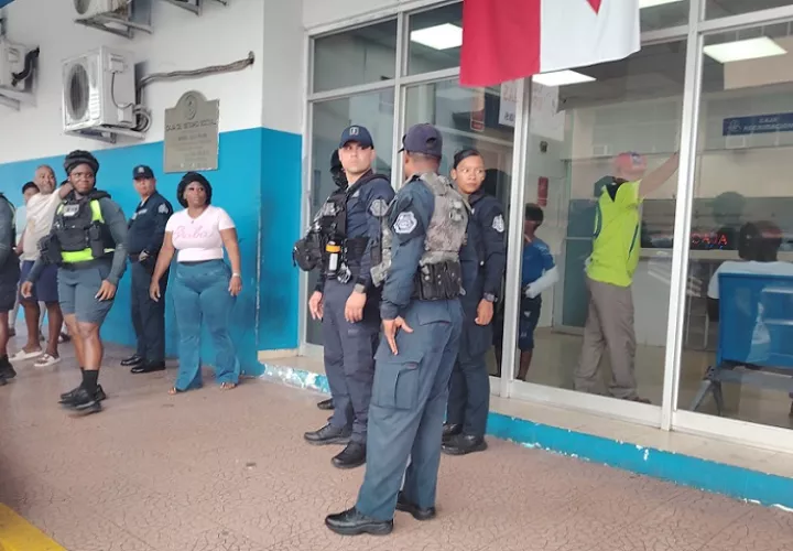 En el lugar, familiares de los afectados denunciaron que un adulto mayor se apersonó junto a otras personas para amenazar a los estudiantes.  /  Foto: Diómedes Sánchez