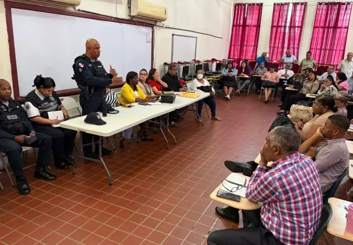 Reunión entre la comunidad educativa, Meduca y Policía Nacional.