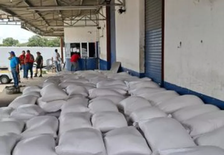 Más de 1,000 sacos retenidos de arroz de contrabando.