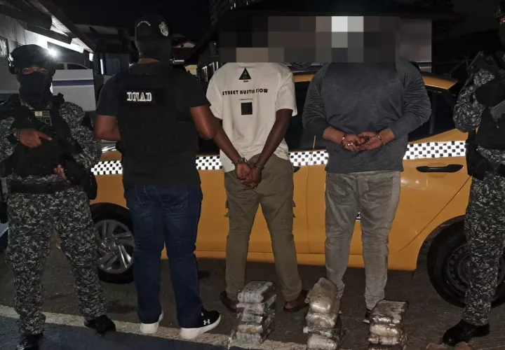 Los detenidos y los paquetes de droga.