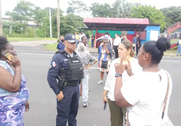 El jefe de zona policial conversa con los pacientes.