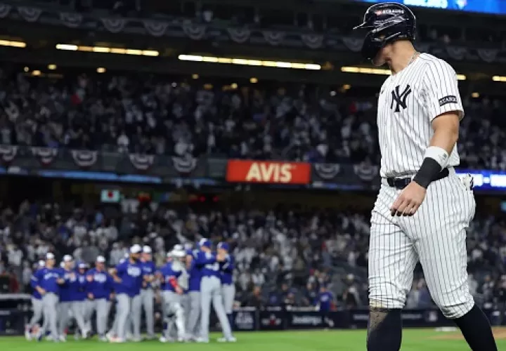 Jugadores de los Azulejos de Toronto celebran su clasificación ante la mirada de Aaron Judge, quien se retira del campo de juego. Foto: EFE