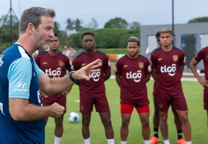 José Luis ‘Puma’ Rodríguez con sus compañeros durante la charla del técnico Thomas Christiansen en la práctica de ayer, a la cual acudieron los 24 jugadores convocados. Foto: FPF