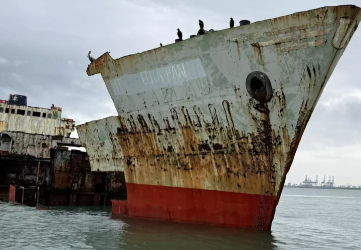 Barcos abandonados convertidos en chatarras.