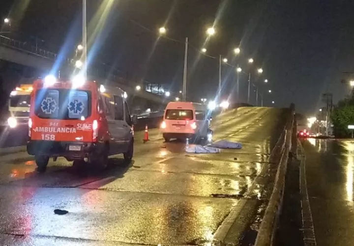 Los cadáveres quedaron en el centro de la vía.  /  Foto: Alexander Santamaría