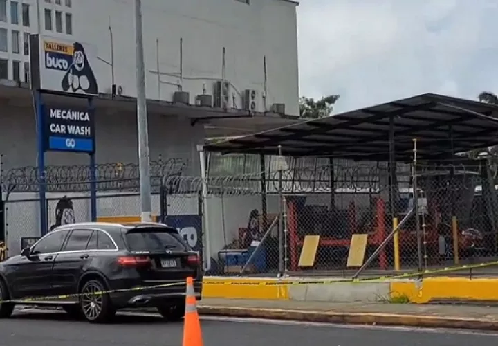 La camioneta quedó en medio de la vía.  /  Foto: VG