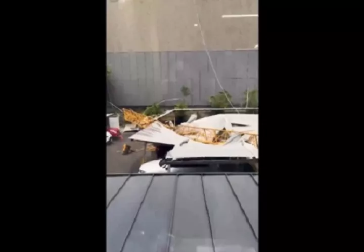 Parte de la grúa de carga se desplomó sobre un parea de estacionamientos.  /  Imagen: Captura de video TCP