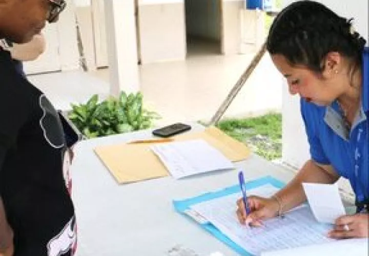 Entrega de becas a los estudiantes.