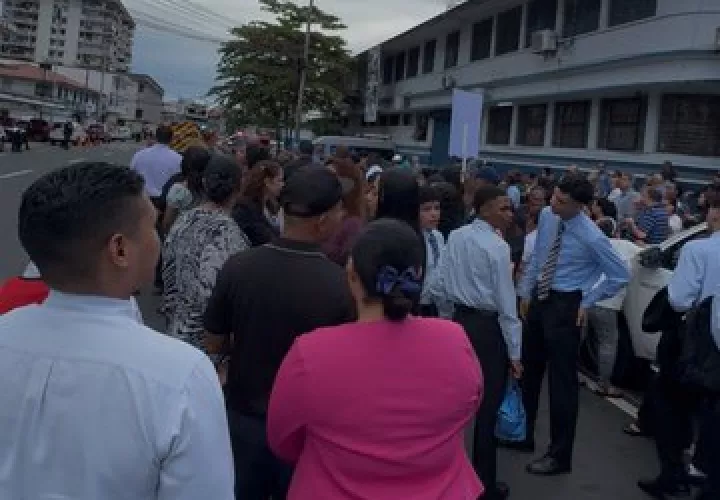 Personal del cuartel bomberil sale de las instalaciones como parte del ejercicio de simulacro.