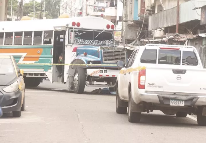 El cadáver quedó debajo de las llantas delanteras del colectivo.  /  Foto: Landro Ortiz