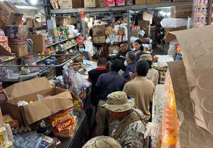 Encontraron mercancías vencidas, en estado de descomposición y almacenadas entre aguas residuales.  /  Foto: ANA