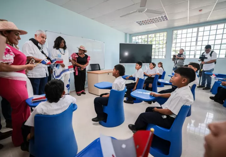 Presidente Mulino junto a la ministra Molinar recorren las aulas escolares.