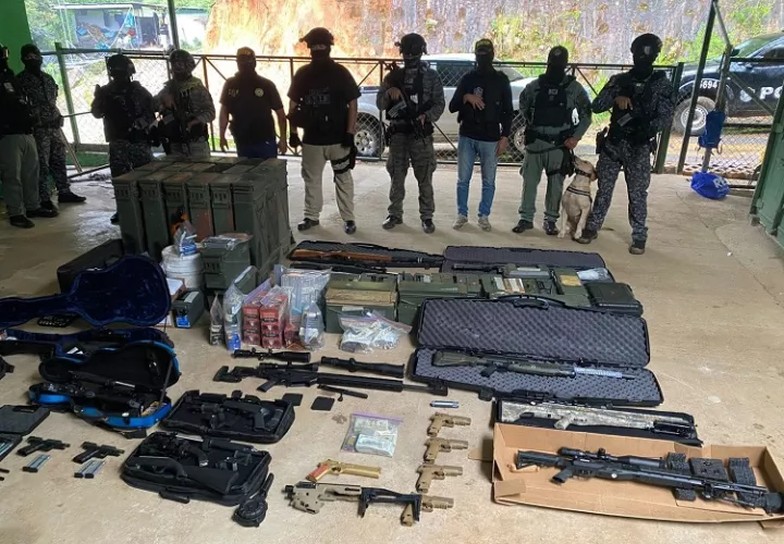El arsenal de armas y municiones hallado por las autoridades. 