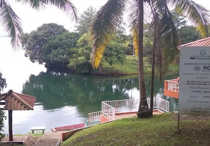 El cuerpo de la víctima fue trasladado hacia la morgue judicial en la ciudad de Colón, para practicarle la necropsia de ley.  /  Foto: Diómedes Sánchez