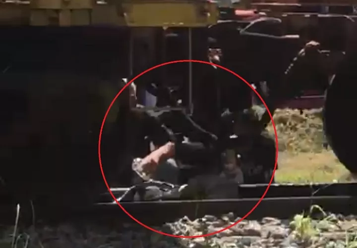 Un pie se le engancho en el tren.  /  Foto: Diómedes Sánchez