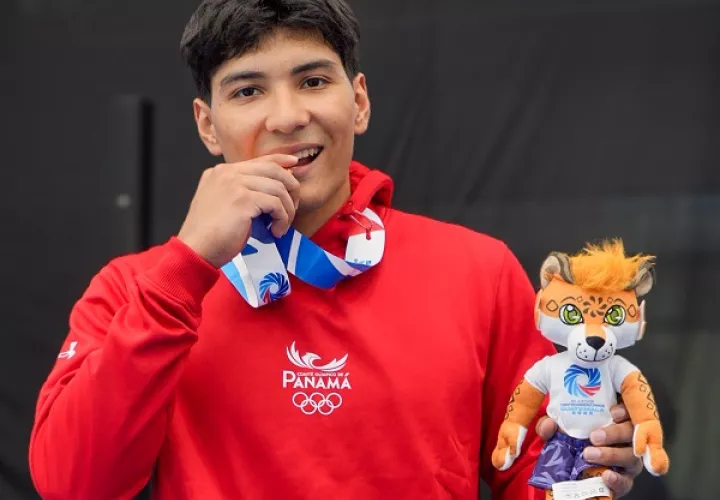 Richard Atencio con su medalla de bronce obtenida en la jornada de este viernes de la gimnasia artística masculina de los Juegos Centroamericanos. Foto: COP