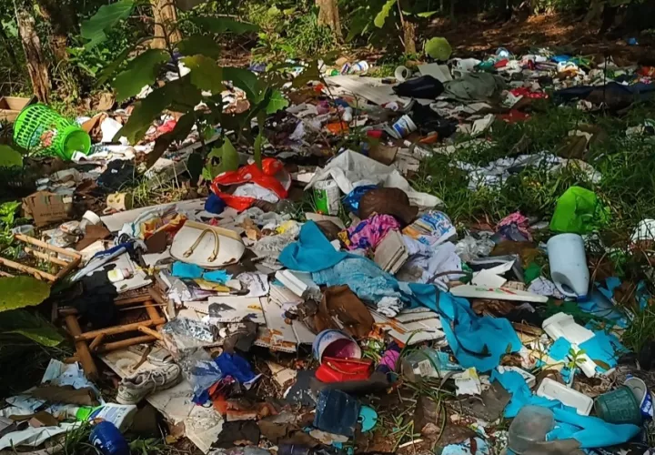 Vertederos clandestinos en plena vías y calles de Santiago.