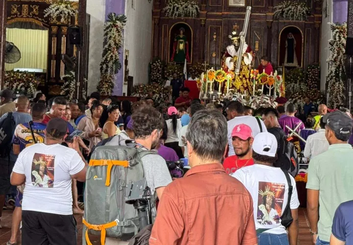 Devotos llegan a agradecer a "El Naza".
