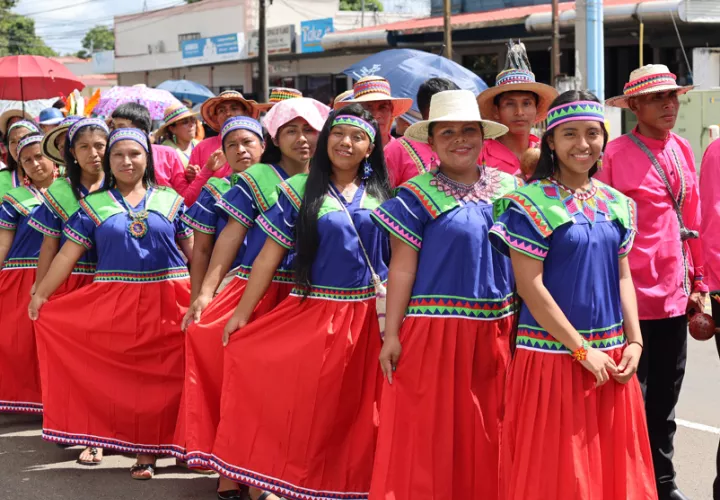 Mujeres de la etnia Ngäbe Buglés participan con sus trajes tradicionales en el desfile. Foto: EFE 
