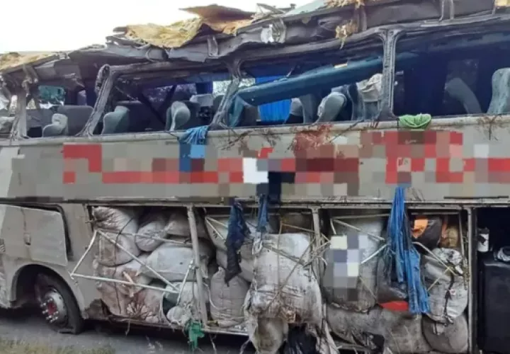Fotografía cedida por la Policia Rodoviária Federal que muestra al autobús accidentado en una autovía federal entre Paranatama y Saloá (Brasil). Foto: EFE