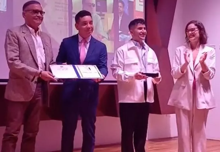 Roberto King recibe el reconocimiento Iberoamericano “Guillermo Heras” por su destacada gestión escénica. Foto: Cortesía