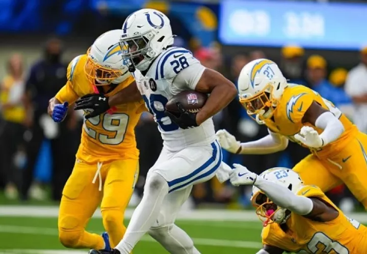 Jonathan Taylor en acción durante el juego. Foto: EFE