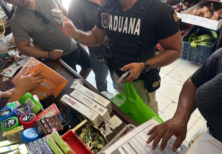 En Isla Colón (Bocas del Toro) en las inmediaciones de la Feria del Marlos inspectores de la DPFA decomisaron cigarrillos de presunto contrabando y otros productos.  /  Foto: Aduanas