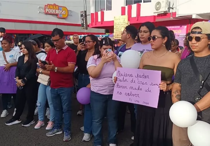 Protesta en Santiago contra la violencia y el buso de menores.  /  Foto: Melquiades Vásquez