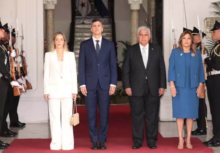 El presidente Santiago Peña fue recibido con honores en el Palacio de Las Garzas. 