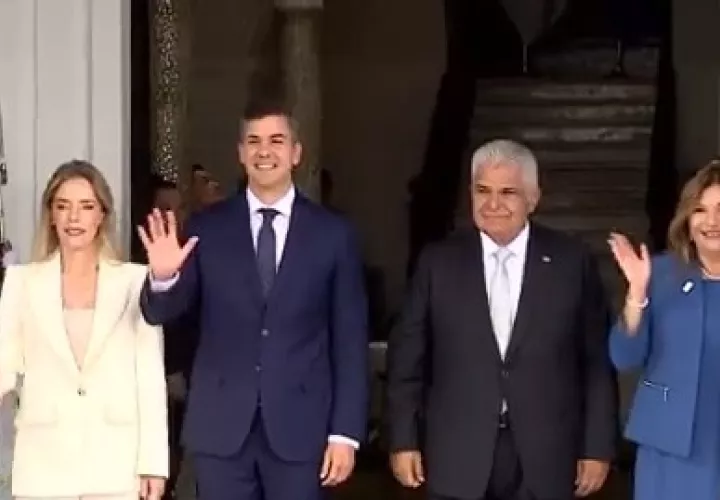 Mulino y Peña junto a sus distinguidas esposas.