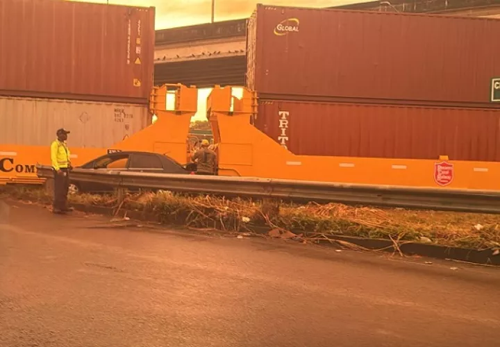 El accidente generó un enorme tranque vehicular.  /  Foto:  Diómedes Sánchez