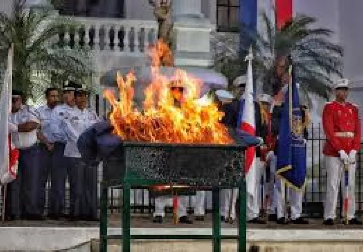 Incineración de banderas.