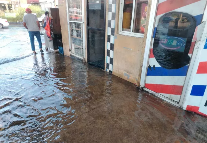 Comercios afectados por introducción de agua.
