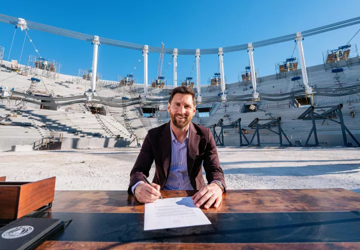 Lionel Messi firmando su renovación con el equipo en el centro del Freedom Park. /EFE