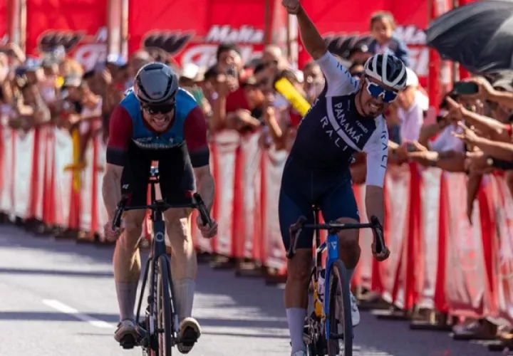 El panameño Bolívar Espinosa cuando cruza la meta de la etapa de este viernes de la Vuelta a Guatemala. Foto: Fepaci