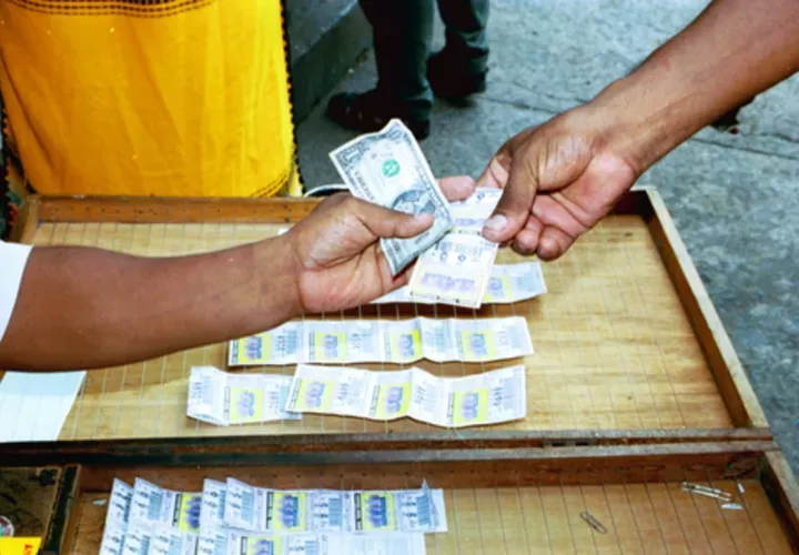 En operativos han encontrado a billeteros autorizados vendiendo lotería extranjera. Foto: Archivo
