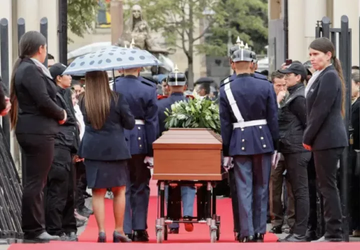 Integrantes del Batallón Guardia Presidencial acompañan el féretro del fallecido senador y precandidato presidencial Miguel Uribe Turbay. Foto: EFE