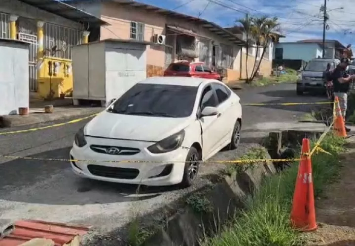 El vehículo atacado presentaba impactos de bala en el vidrio frontal y en la ventana del conductor.  /  Foto: Diómedes Sánchez