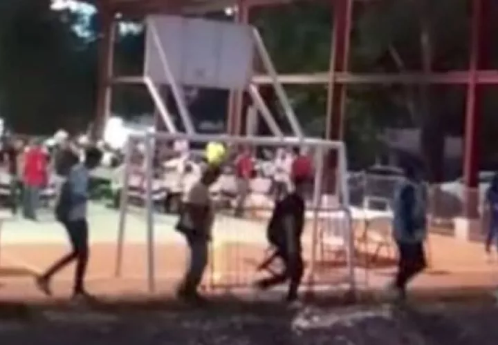 Ciento de personas en busca de empleo.