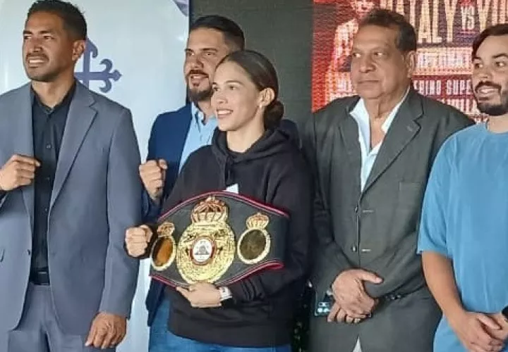 El Alcalde Santiago, Eric Jaén, el promotor Roberto Mora (High Level Boxing), la campeona mundial Nataly Delgado, Jaime Salas, presidente de la Comibox de Panamá y Alfredo Mendoza, de la AMB, drante la conferencia de prensa. 