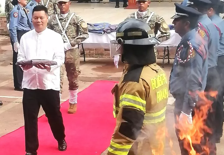 Honor al emblema nacional.