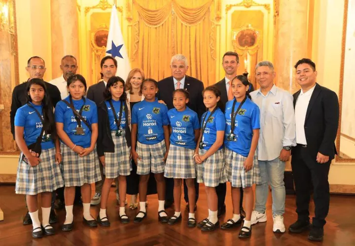 Las campeonas junto al mandatario y otras autoridades.