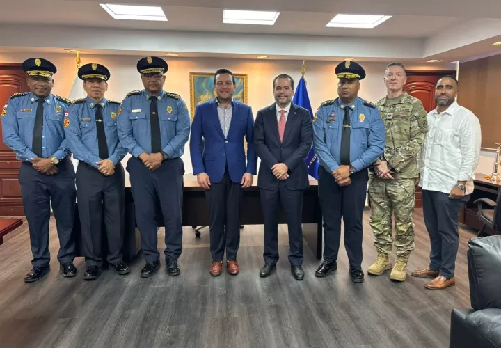 El embajador Kevin Marino fue recibido por el Viceministro de Gobierno, Juan Francisco Borrel, junto al Director General del BCBRP, Cnel. Víctor Raúl Álvarez, el Subdirector General, Cnel. Gonzalo Chan, y el Secretario General, Tte. Cnel. José Batista