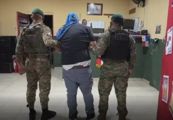 El funcionario, valiéndose de su cargo, presuntamente solicitaba pagos irregulares a representantes legales de una empresa, con el fin de favorecerlos en trámites administrativos.