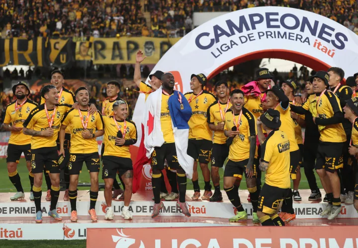 Waterman festeja junto a sus compañeros del Coquimbo Unido./ EFE