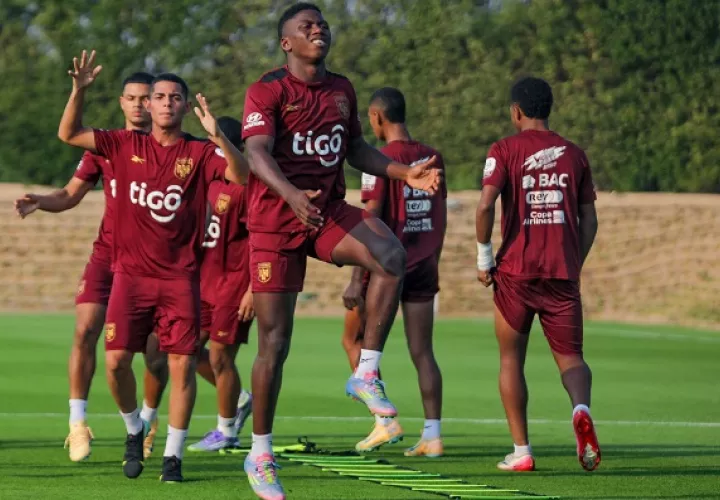 Jugadores de la Selección Sub-17 de Fútbol de Panamá entrenan en la ciudad de Doha. Foto: FPF