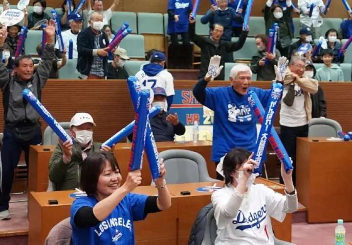 Japonenes en Oshu, ciudad natal de Shohei Ohtani, observan el juego siete de la Serie Mundial. Foto:  EFE