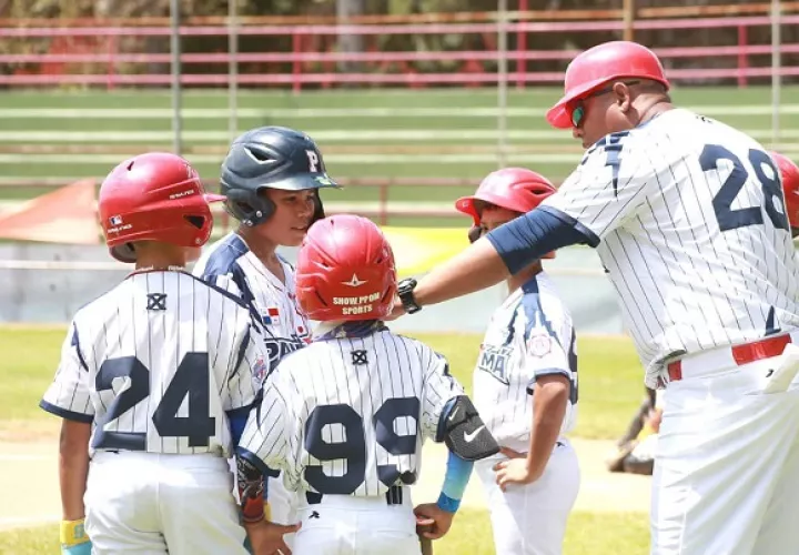 Jugadores de Panamá reciben instrucciones de uno de los integrantes del cuerpo técnico. Foto: Fedebeis