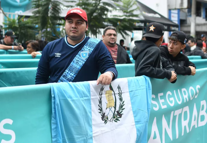 Aficionados hacen fila para conseguir entradas a los partidos de la selección de Guatemala en la eliminatoria del Mundial 2026. /Foto: EFE